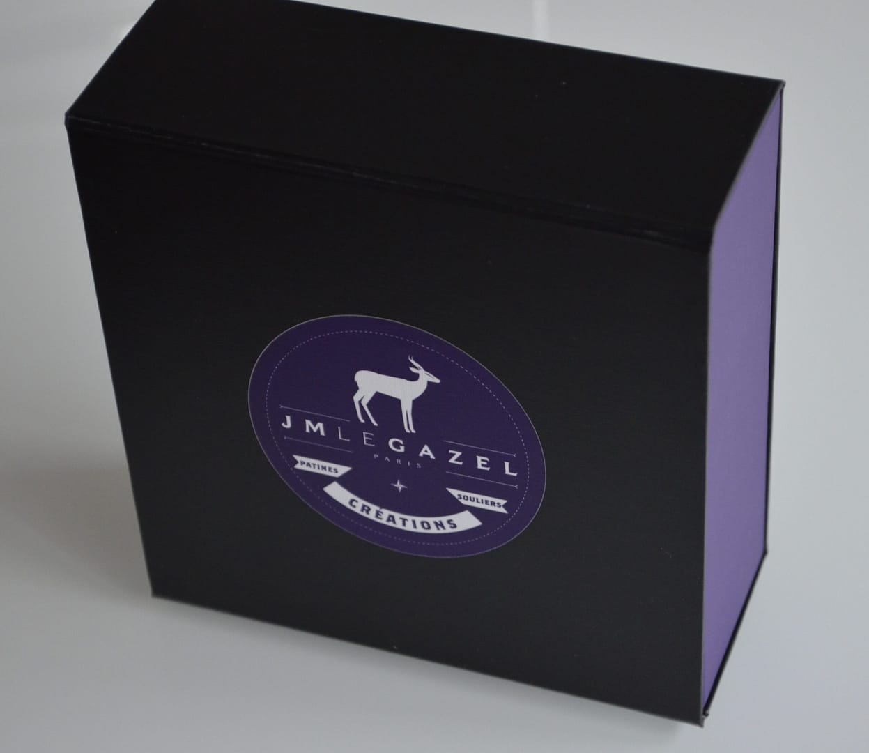 Boite pliante aimantée avec ruban de fermeture. impression offset 2 couleurs, option pelliculage mat_(1)