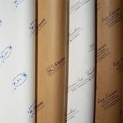 Papier cadeaux couché ou kfrat. Impression logo 1 couleur en semi.