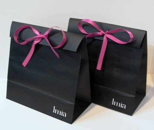 pochettes manuelles papier couché 1 face 160grs, impression 1 couleur 95_ d_encrage, texte en reserve. Option pelliculage mat et insert ruban satin 2 faces 10mm